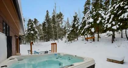 Beautiful 4+ bedroom home on Deer Mountain. Hot tub/ wifi. Ample parking, garage
