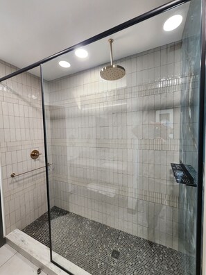 Shower, rainfall showerhead, hair dryer, slippers - EXPLORE Marquette Historic District (Marquette)