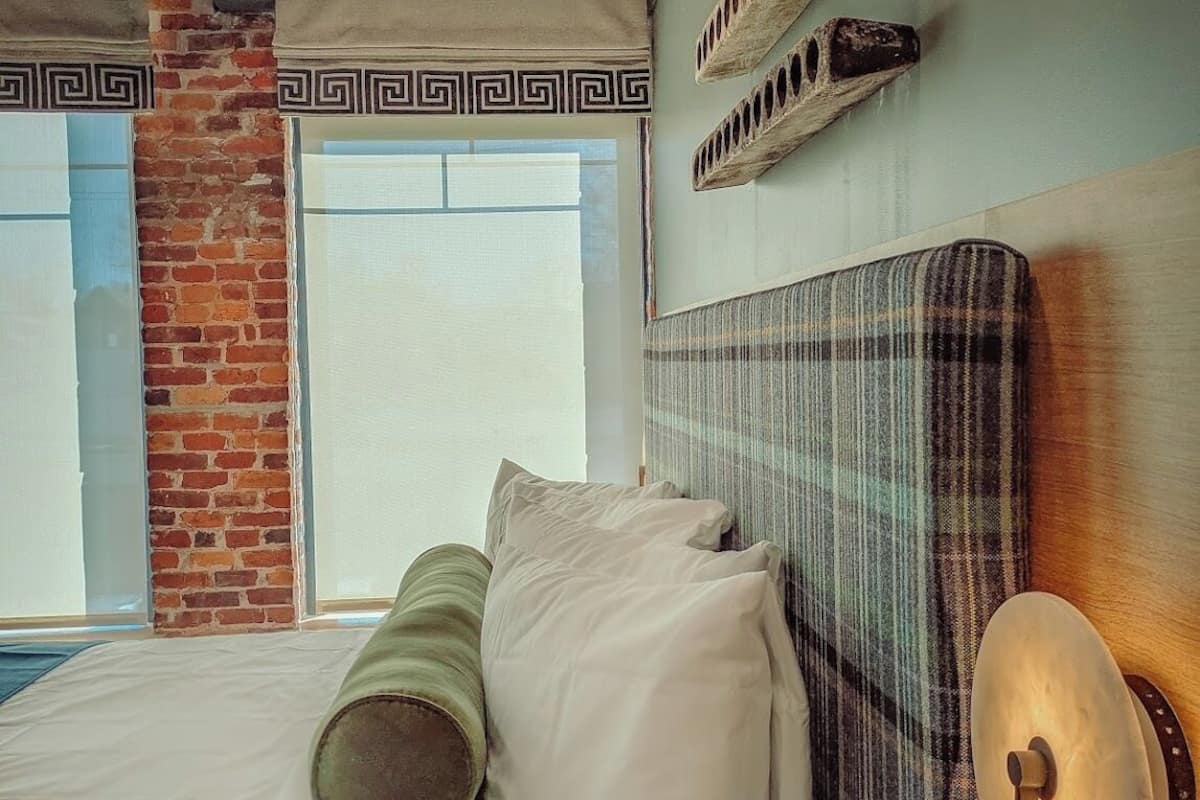 1 bedroom, premium bedding, desk, laptop workspace