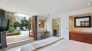 4 bedrooms, desk, iron/ironing board, travel crib