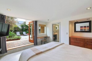 4 habitaciones, escritorio y tabla de planchar con plancha