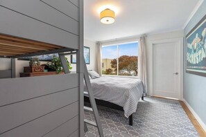 4 habitaciones, escritorio y tabla de planchar con plancha