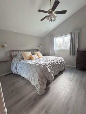 3 Schlafzimmer, Schreibtisch, Bügeleisen/Bügelbrett, Reisekinderbett