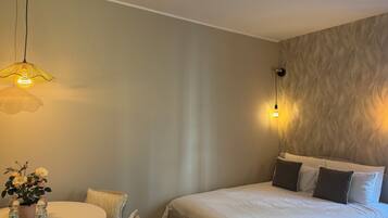 1 sovrum, skrivbord, arbetsyta för laptop och mörkläggningsgardiner