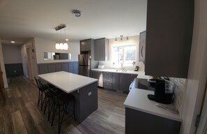 Fridge, microwave, oven, stovetop - Beausoleil Saltwater Sunsets RnR on Acadian Coast with WiFi, Hot Tub, Air Hockey (Grande-Digue)