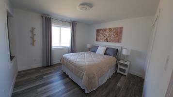 3 habitaciones, escritorio y tabla de planchar con plancha