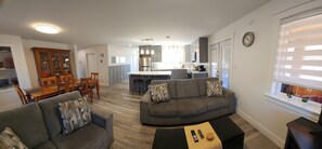 Smart TV, video games, books - Beausoleil Saltwater Sunsets RnR on Acadian Coast with WiFi, Hot Tub, Air Hockey (Grande-Digue)