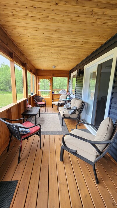 Beausoleil Saltwater Sunsets RnR on Acadian Coast with WiFi, Hot Tub, Air Hockey