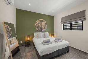 3 kamar tidur, tirai kedap cahaya, dan setrika/meja setrika