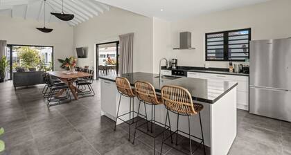 Villa Jasmijn with private pool, at Mambo Beach