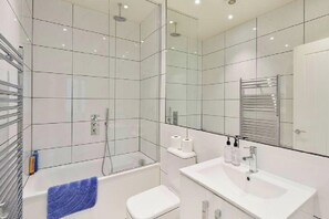 Regadera, secadora de cabello, toallas 