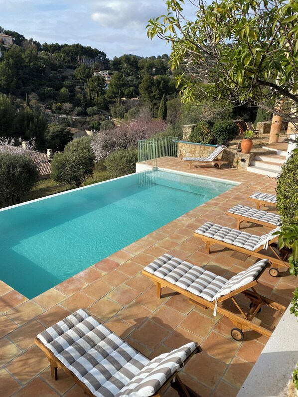 Alberca al aire libre y alberca climatizada