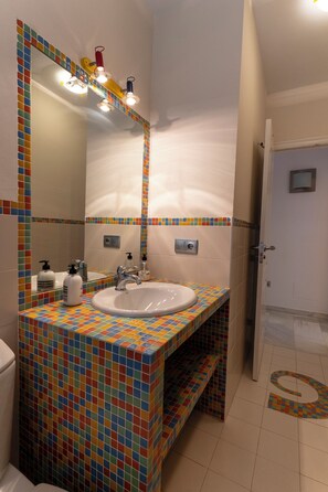 Shower, hair dryer, towels, soap - Villa Paraíso in Mojácar with pool for 14 guests – 7 bedrooms – 3.5 bathrooms (Mojácar)