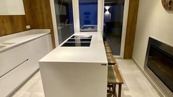 Frigorífico, microondas, horno y placa de cocina