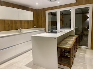 Fridge, microwave, oven, stovetop - Villa FIBES, discover the magic of Seville, 5 min walking distance from the Palacio de Congre (Sevilla)