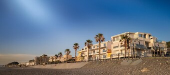 Modern apartment with sea view, top amenities and private parking space