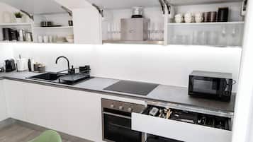 Frigorifero, microonde, forno, piano cottura