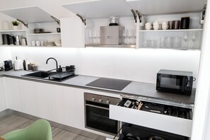 Een koelkast, een microgolfoven, een oven, een kookplaat