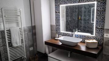 Doccia, asciugacapelli, bidet, asciugamani