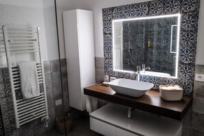 Dusche, Haartrockner, Bidet, Handtücher