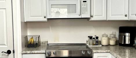 Microonde, forno, piano cottura, lavastoviglie