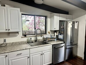 Mikrovågsugn, ugn, spishäll och diskmaskin