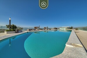 2 outdoor pools