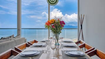 Appartement Ville, balcon, vue mer | Salle Ă  manger