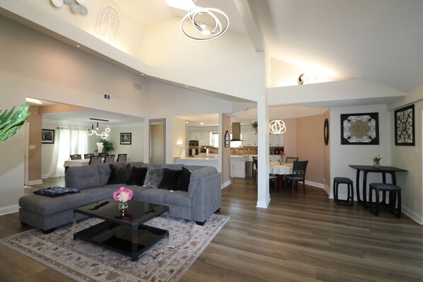 Smart TV, chimenea y futbolito 