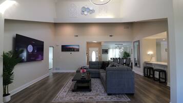 Smart TV, chimenea y futbolito