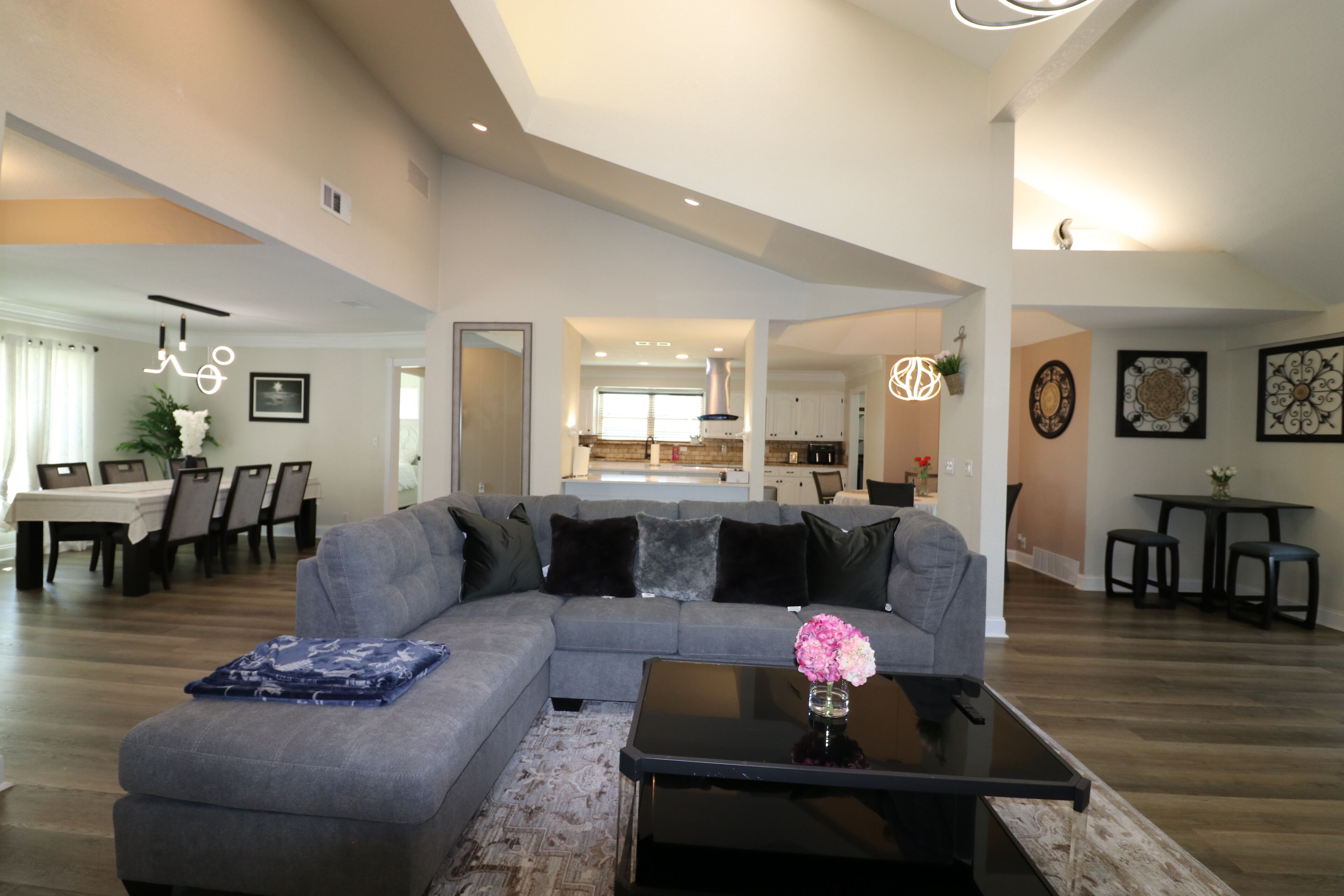 智能电视、壁炉、桌上足球