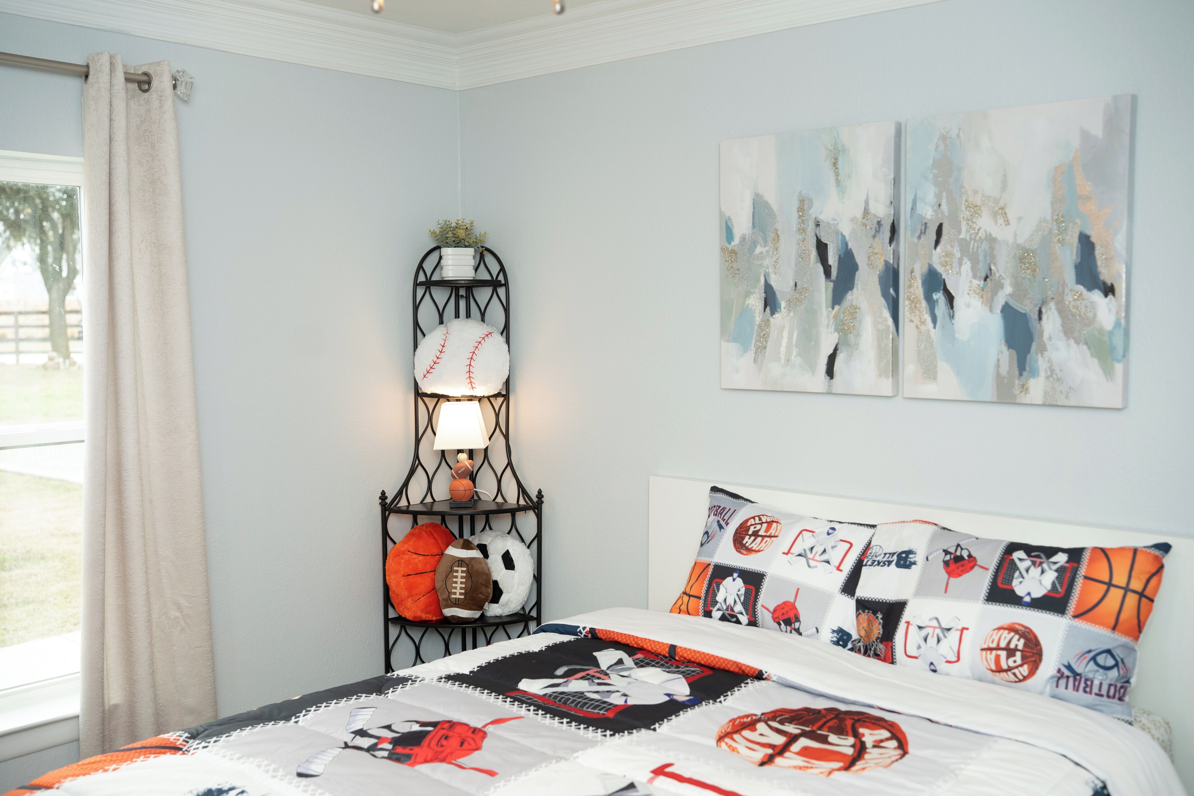 4 bedrooms, in-room safe, desk, iron/ironing board