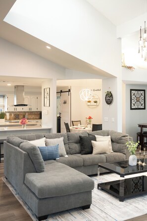 TV connectée, cheminée, baby-foot