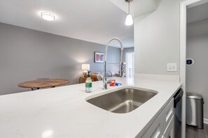 Huoneisto, 1 makuuhuone | Yksityinen keittiö | Täysikokoinen jääkaappi, mikroaaltouuni, uuni, liesi