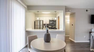 Apartemen, 2 kamar tidur | Dapur pribadi | Lemari es besar, microwave, oven, dan kompor