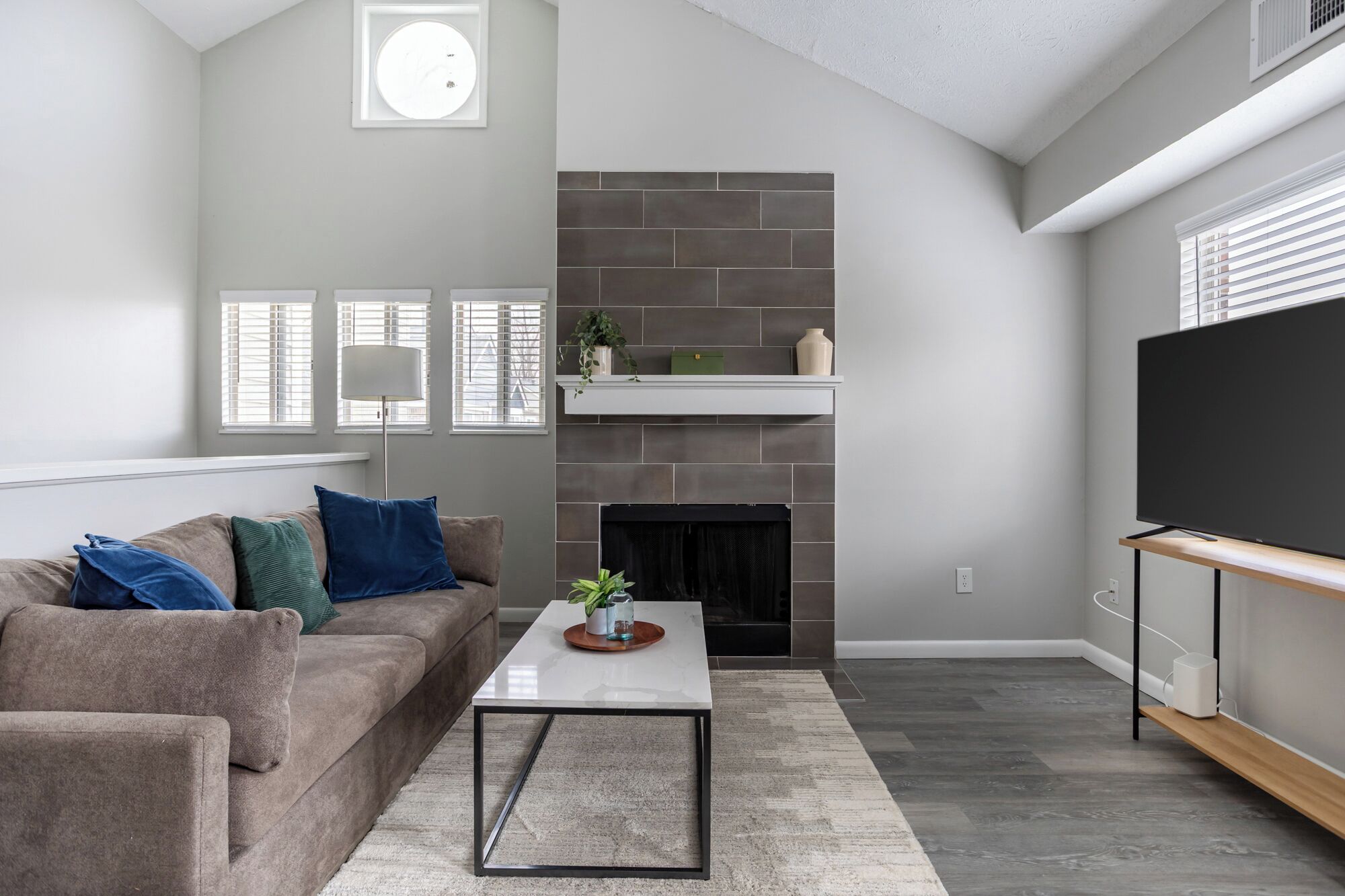 Apartemen, 2 kamar tidur | Area keluarga | Televisi 50-inci dengan saluran TV digital