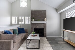 公寓, 2 间卧室 | 起居区 | 50-英寸电视（配备数码频道）