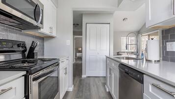 Full-sized fridge, microwave, oven, stovetop