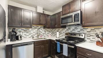 Apartemen, 2 kamar tidur | Dapur pribadi | Lemari es besar, microwave, oven, dan kompor