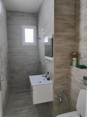 Dusj, hårføner, håndklær og såpe