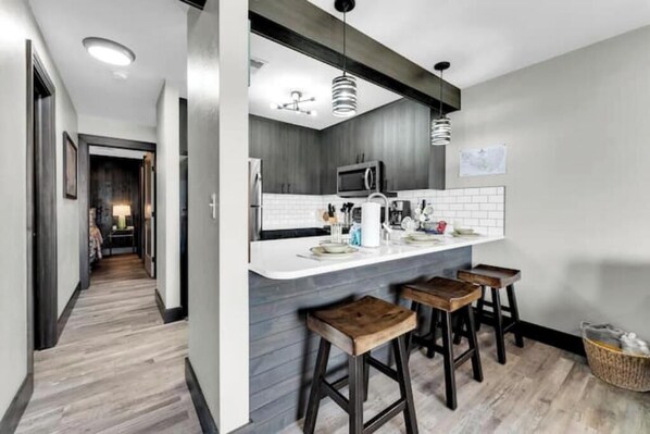 Fridge, microwave, oven, stovetop - Gorgeous and ALL NEW, Resort, Pools, Lake, Branson (Branson)