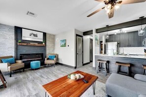 Smart TV, fireplace - Gorgeous and ALL NEW, Resort, Pools, Lake, Branson (Branson)