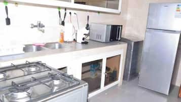 Coffee/tea maker, fridge, microwave, stovetop