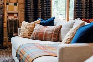 Una Smart TV, una chimenea, un futbolín, libros