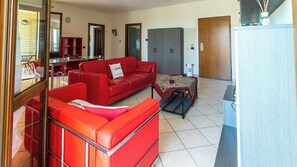 Deluxe Apartment, City View | Living area | 50-inch LCD TV with cable channels - Appartamento Orione (Lecce)