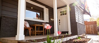 Good Vibe Bungalow w/ Hot Tub + Fire Pit + Fenced Yard. Heart of Old Town