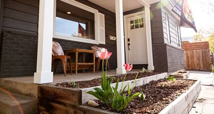 Good Vibe Bungalow w/ Hot Tub + Fire Pit + Fenced Yard. Heart of Old Town