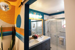 Amenidades de baño ecológicas, secadora de cabello, toallas, jabón 