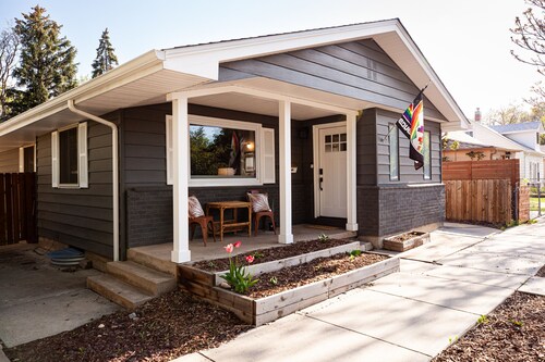 Good Vibe Bungalow w/ Hot Tub + Fire Pit + Fenced Yard. Heart of Old Town