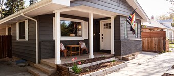 Good Vibe Bungalow w/ Hot Tub + Fire Pit + Fenced Yard. Heart of Old Town